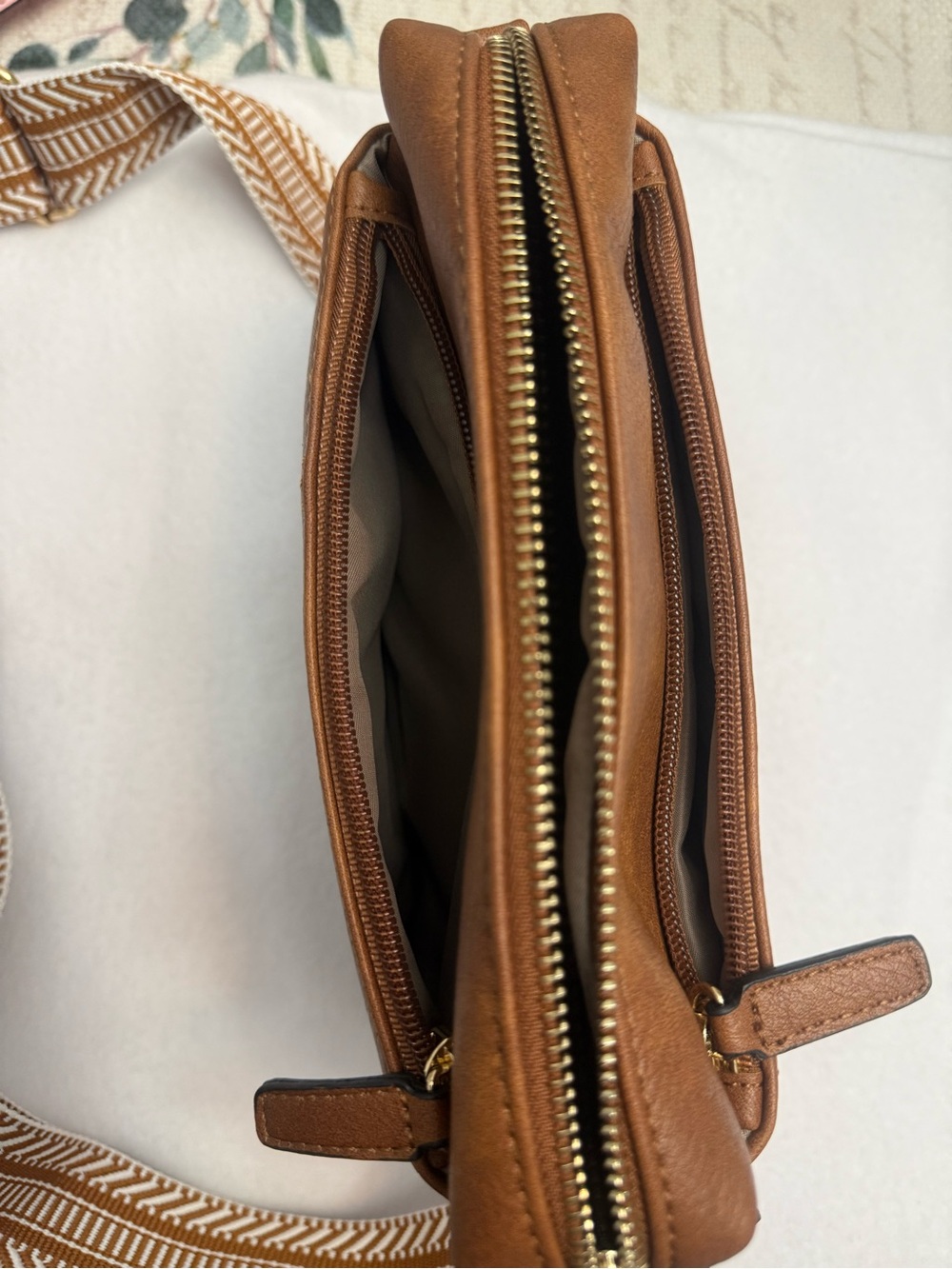 BOSTANTEN Tan Leather Crossbody Bag with Patterned Strap - Picture 6 of 6